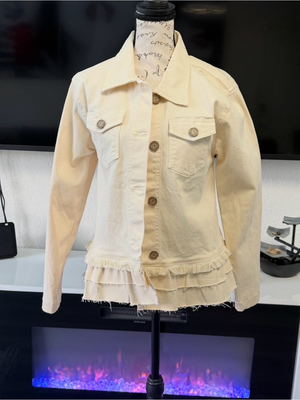 DENIM TopMark Cream Ruffle Hem Fringe Denim Jacket - Size L